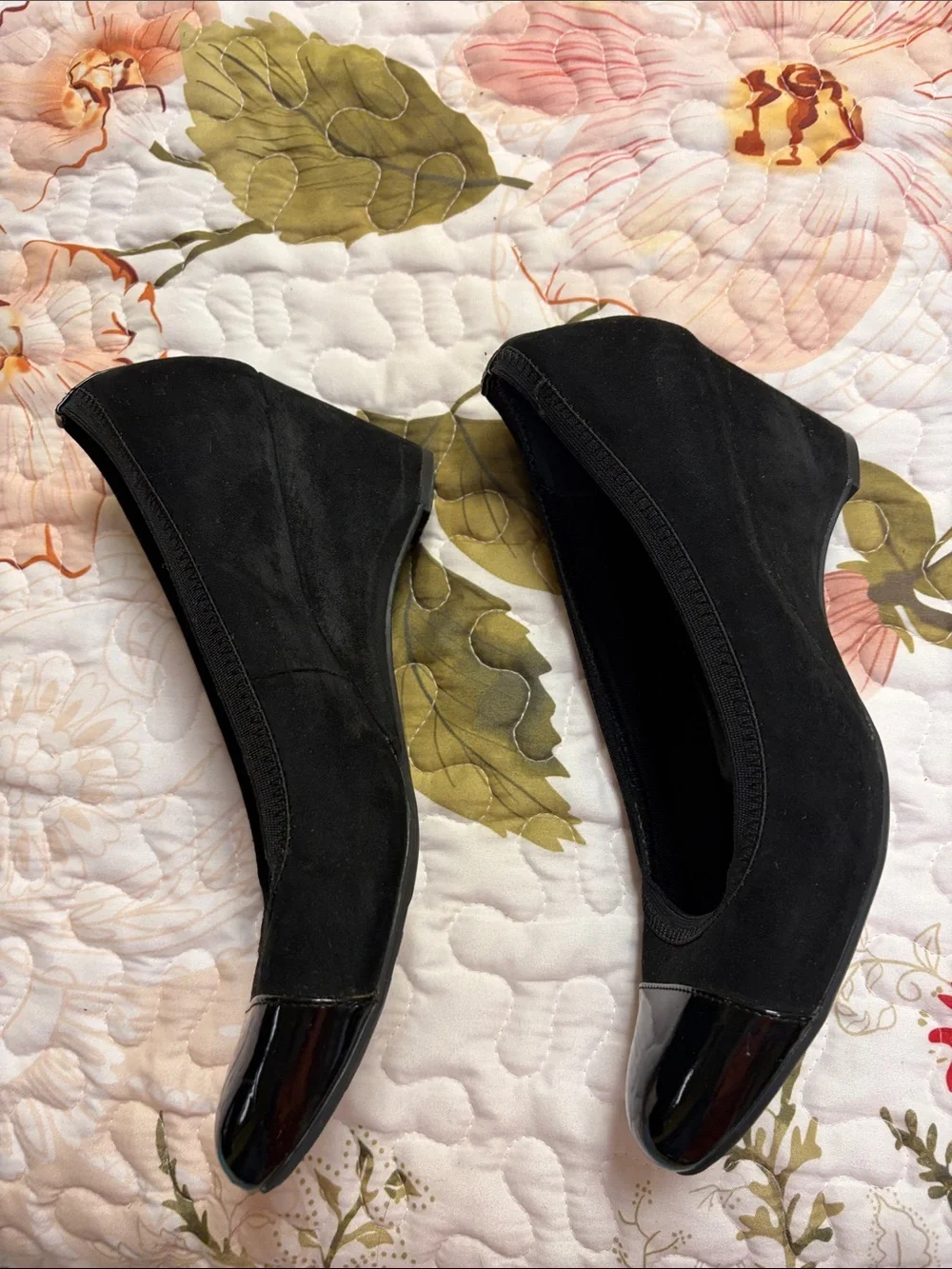 Dana Buchman black wedges